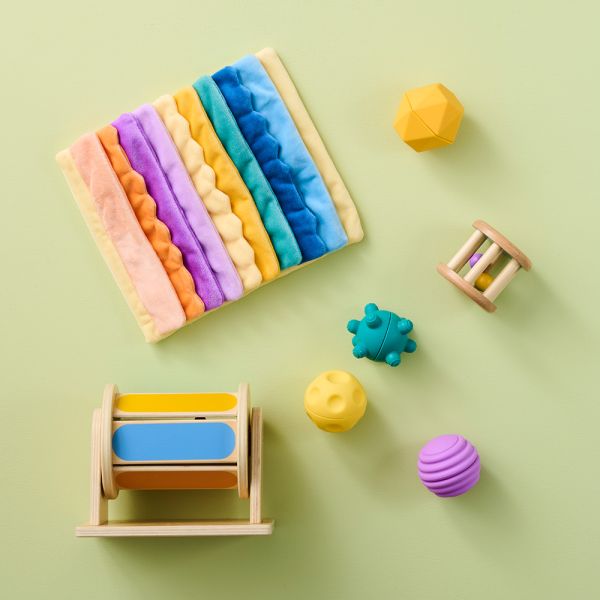 Baby sensory toys montessori play kit for ages 4 to 6 months from Petite Amélie