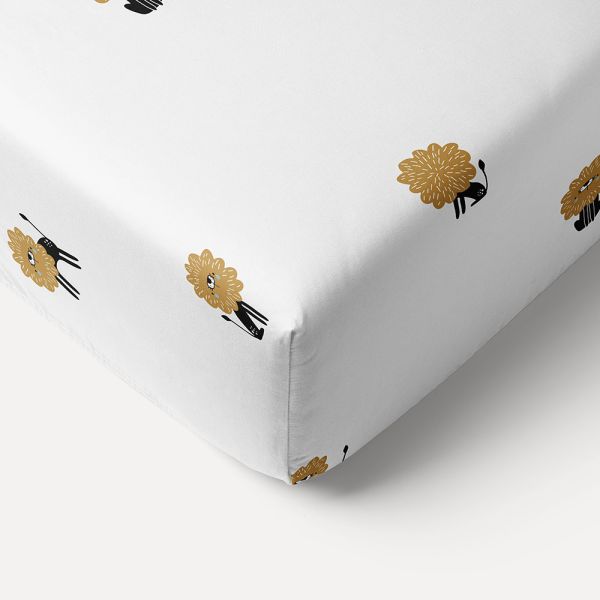 Toddler bed fitted sheet in white with lions from Petite Amélie