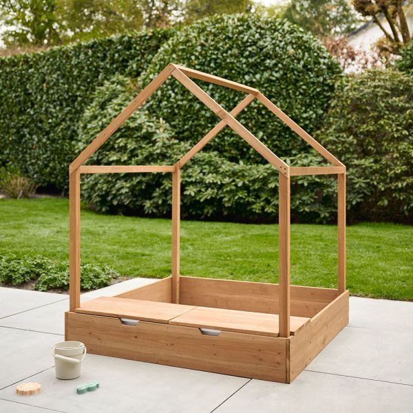 buiten speelhuisje met zandbak en waterspel houten speelgoed van Petite Amélie