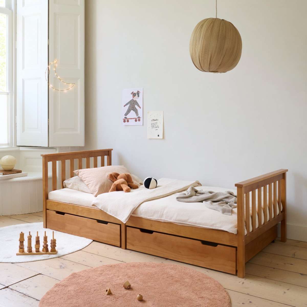 Lit enfant en bois avec barrières et tiroirs de rangement